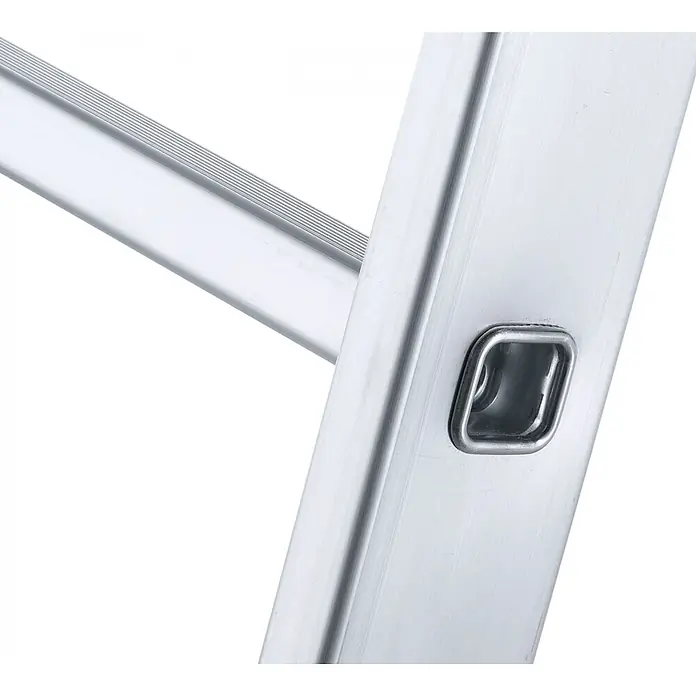 Zarges Mehrzweckleiter Skymaster X Mehrzweckleiter 3x9 Sprossen - Anzahl Tritte: 9 Stk., Arbeitshöhe: 7.450 m, Aluminium - Nahaufnahme einer silbernen Aluminiumleiter mit geriffelter Trittfläche und Seitenholm mit Befestigungspunkt.