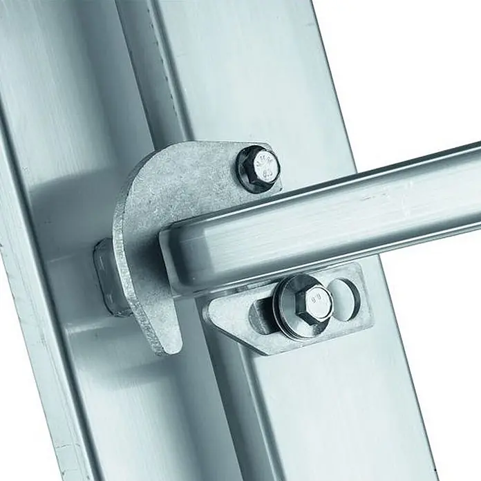 Zarges Mehrzweckleiter Skymaster X Mehrzweckleiter 3x9 Sprossen - Anzahl Tritte: 9 Stk., Arbeitshöhe: 7.450 m, Aluminium - Silberfarbene, metallische Leiterverbindungsklammer mit Schrauben, die eine horizontale Stange an einer vertikalen Stütze befestigt.