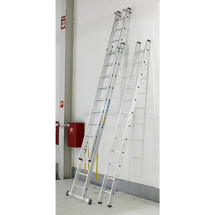 Zarges Mehrzweckleiter Skymaster X Mehrzweckleiter 3x9 Sprossen - Anzahl Tritte: 9 Stk., Arbeitshöhe: 7.450 m, Aluminium - Zwei silberne Aluminium-Anlegeleitern lehnen an einer Wand.