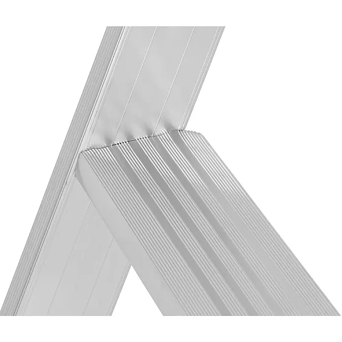 Hymer Mehrzweckleiter Regaleinhängeleiter Einhängehaken 16 Stufen - Anzahl Tritte: 16 Stk., Arbeitshöhe: 5.000 m, Aluminium - Silberne, geriffelte Metallprofile einer Leiter, im Winkel zusammentreffend.