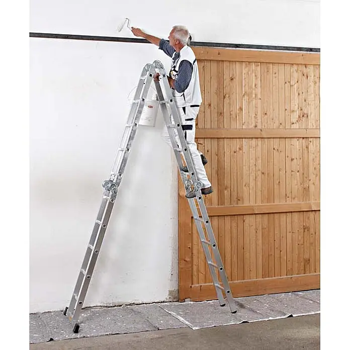 Zarges Mehrzweckleiter Vielzweckleiter Multitec M 2x3 + 2x4 Sprossen - Anzahl Tritte: 4 Stk., Arbeitshöhe: 5.000 m, Aluminium - Ein Mann streicht eine Wand von einer silbernen Mehrzweck-Gelenkleiter aus.