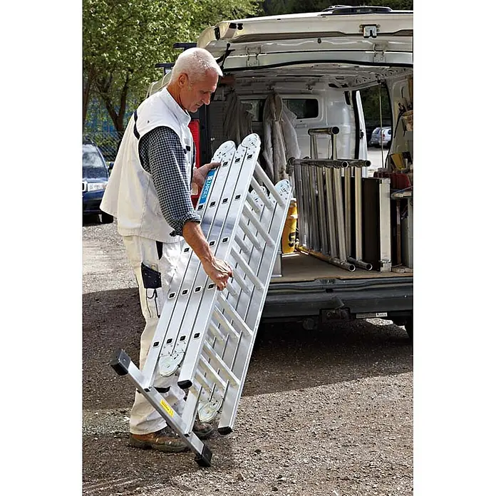 Zarges Mehrzweckleiter Vielzweckleiter Multitec M 2x3 + 2x4 Sprossen - Anzahl Tritte: 4 Stk., Arbeitshöhe: 5.000 m, Aluminium - Arbeiter handhabt eine silberne, klappbare Aluminium-Mehrzweckleiter neben einem Lieferwagen.