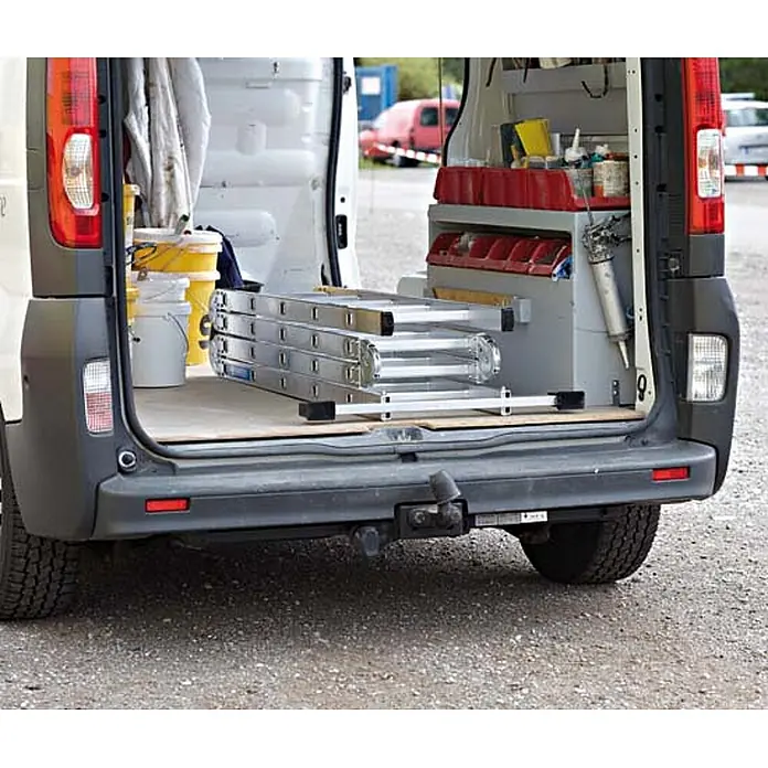 Zarges Mehrzweckleiter Vielzweckleiter Multitec M 2x3 + 2x4 Sprossen - Anzahl Tritte: 4 Stk., Arbeitshöhe: 5.000 m, Aluminium - Geöffneter Heckbereich eines weißen Arbeitsfahrzeugs, ausgestattet mit einer Metallleiter, Werkzeugkästen und Materialien für Handwerksarbeiten.