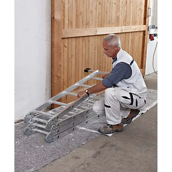 Zarges Mehrzweckleiter Vielzweckleiter Multitec M 2x3 + 2x4 Sprossen - Anzahl Tritte: 4 Stk., Arbeitshöhe: 5.000 m, Aluminium - Mann montiert eine silberne Aluminium-Mehrzweckleiter.