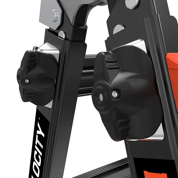 Altrex Mehrzweckleiter Vielzweckleiter Velocity Black Pro 4x4 Sprossen - Anzahl Tritte: 4 Stk., Arbeitshöhe: 5.540 m - Nahaufnahme eines schwarzen und grauen Leitergelenks mit orangefarbenen Akzenten und einem schwarzen Einstellknopf.