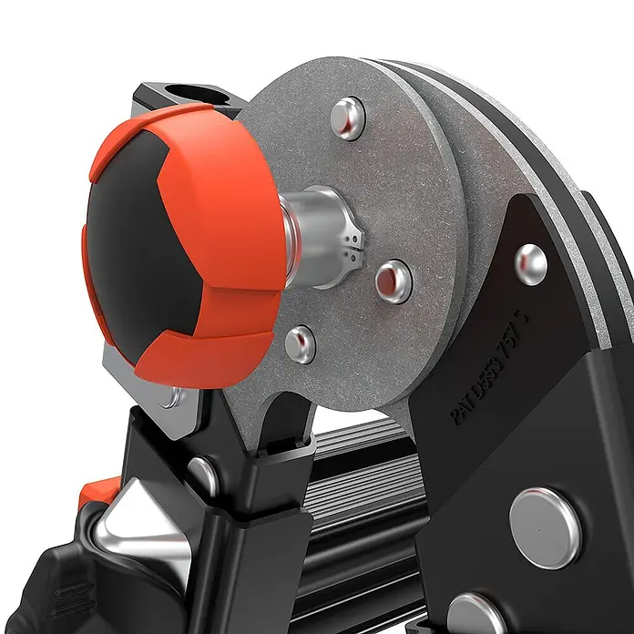 Altrex Mehrzweckleiter Vielzweckleiter Velocity Black Pro 4x4 Sprossen - Anzahl Tritte: 4 Stk., Arbeitshöhe: 5.540 m - Nahaufnahme eines Werkzeug-Einstellmechanismus mit orange-schwarzem ergonomischem Drehknopf, grauen Metallscheiben und schwarzem Rahmen.