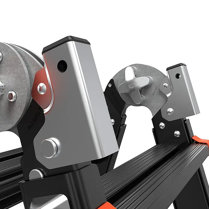Altrex Mehrzweckleiter Vielzweckleiter Velocity Black Pro 4x4 Sprossen - Anzahl Tritte: 4 Stk., Arbeitshöhe: 5.540 m - Nahaufnahme des silbernen Scharniermechanismus einer Mehrzweckleiter mit sternförmigem Einstellknopf und schwarzen Sprossen mit orangefarbenen Akzenten.