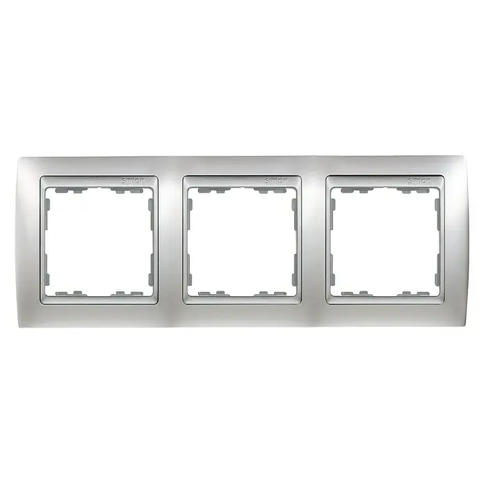 Simon 82 Marco - Aluminio, Modelo de mecanismos: x 3, Plástico, Instalar - Marco triple Simon en plata. Perfecto para integrar interruptores y enchufes con estilo en cualquier diseño de habitación.
