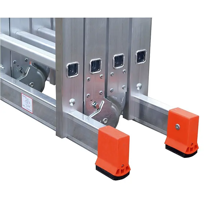 Siedra-Leitern Mehrzweckleiter Kofferraumleiter 985 4x3 Sprossen - Anzahl Tritte: 3 Stk., Arbeitshöhe: 3.600 m, Aluminium - Unterteil einer ausziehbaren Aluminiumleiter mit orangefarbenen rutschfesten Füßen und robustem Verriegelungsmechanismus.
