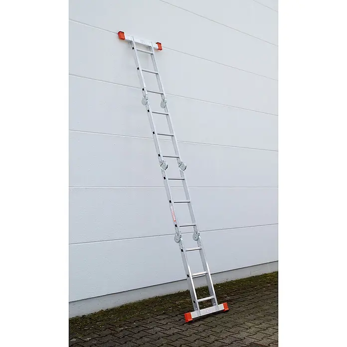 Siedra-Leitern Mehrzweckleiter Kofferraumleiter 985 4x3 Sprossen - Anzahl Tritte: 3 Stk., Arbeitshöhe: 3.600 m, Aluminium - Silberne Aluminium-Anlegeleiter mit orangefarbenen Sicherheitselementen und Rollen.