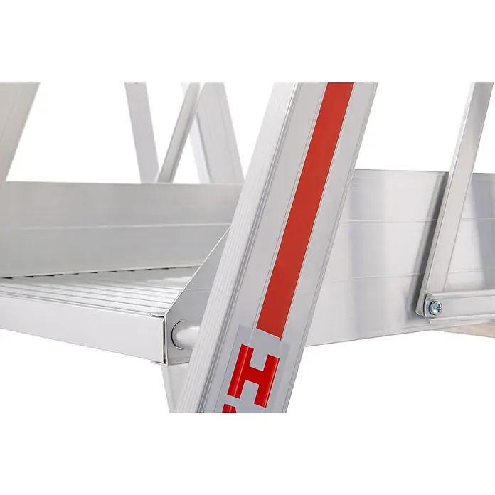 Hymer Treppenpodest Plattformleiter ProTect C 3 Stufen - Anzahl Tritte: 3 Stk., Arbeitshöhe: 2.690 m, Aluminium - Aluminiumstufe einer Arbeitsplattform oder Leiter mit rotem Sicherheitsstreifen und Branding.