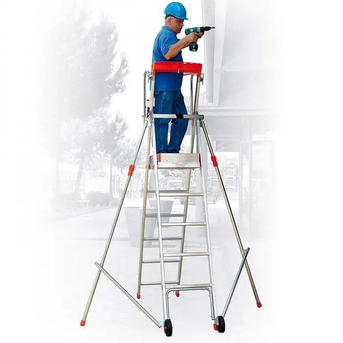 Facal Mehrzweckleiter Platea Podesttreppe Aluminium S300 4 Stufen - Anzahl Tritte: 4 Stk., Arbeitshöhe: 2.830 m, Aluminium - Professionelle Aluminiumleiter mit orangefarbenen Akzenten und Plattform, ein Arbeiter bohrt damit in eine Wand.