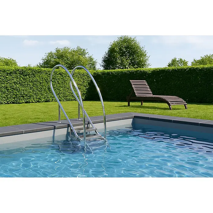 Ideal Eichenwald Mehrzweckleiter Pooltreppe Modell 08.2 Miami Swing Beckentiefe 1599mm Ausladung 1588mm 6 AB - Anzahl Tritte: 6 Stk., Belastbarkeit: 120 kg, Edelstahl - Moderner Swimmingpool mit Chromleiter, dunkelgrauem Beckenrand und Holzliege.