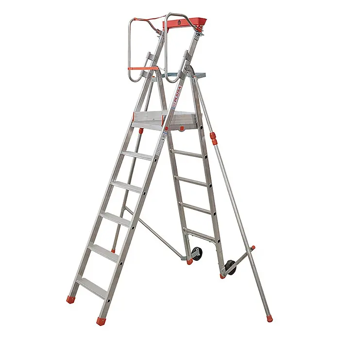 Facal Treppenpodest Platea Podesttreppe Aluminium S300 6 Stufen - Anzahl Tritte: 6 Stk., Arbeitshöhe: 3.390 m, Aluminium - Silberne Aluminium-Arbeitsplattformleiter mit Handläufen, Podest und Rollen, mit orangen Akzenten.