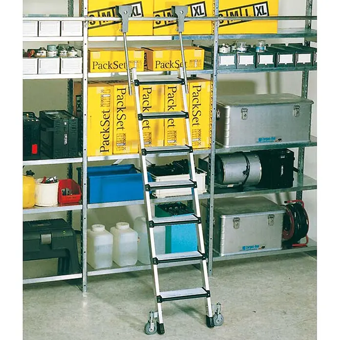 Zarges Mehrzweckleiter Regalleiter fahrbar Comfortstep Trec LH 6 Stufen - Anzahl Tritte: 6 Stk., Arbeitshöhe: 2.750 m, Aluminium - Silberne Rollleiter mit schwarzen Stufen an Metallregale gelehnt, zum Erreichen hoher Lagerflächen.