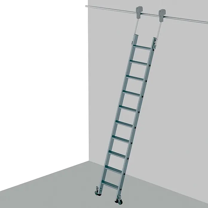 Zarges Mehrzweckleiter Regalleiter fahrbar Comfortstep Trec LH 6 Stufen - Anzahl Tritte: 6 Stk., Arbeitshöhe: 2.750 m, Aluminium - Graue Metall-Schiebeleiter mit Rollen, an einer oberen Schiene befestigt.