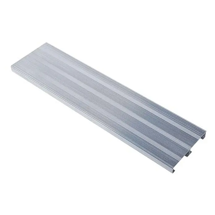 Zarges Treppenpodest Überstieg 45° 600mm Stufenbreite 4 Stufen -  - Silberfarbenes Aluminiumprofil mit geriffelter Oberfläche.