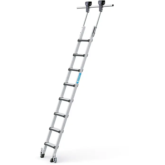 Zarges Mehrzweckleiter Regalleiter fahrbar Comfortstep Trec LH 8 Stufen - Anzahl Tritte: 8 Stk., Arbeitshöhe: 3.250 m, Aluminium - Silberne Aluminium-Dachleiter mit dunklen Sprossen, oberen Rollen und unteren Rädern.