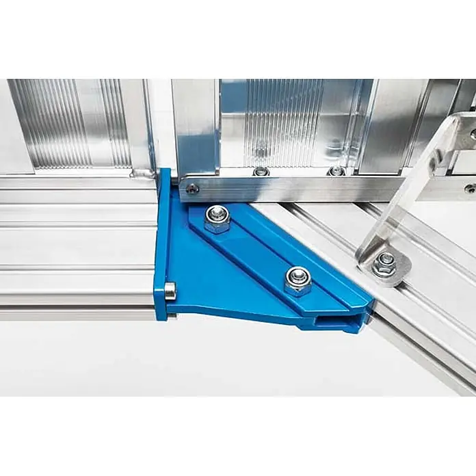 Zarges Treppenpodest Plattformtreppe fahrbar 45° 800mm Stufenbreite 21 Stufen - Anzahl Tritte: 21 Stk., Aluminium - Blauer Winkelverbinder sichert silberne Aluminiumprofile, sichtbar sind Muttern und ein klarer Schutzschild.