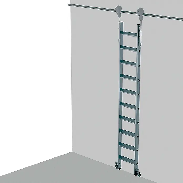 Zarges Mehrzweckleiter Regalleiter fahrbar Comfortstep Trec LH 6 Stufen - Anzahl Tritte: 6 Stk., Arbeitshöhe: 2.750 m, Aluminium - Silberne Metall-Rollleiter, an einer Schiene hängend, mit Rollen unten.
