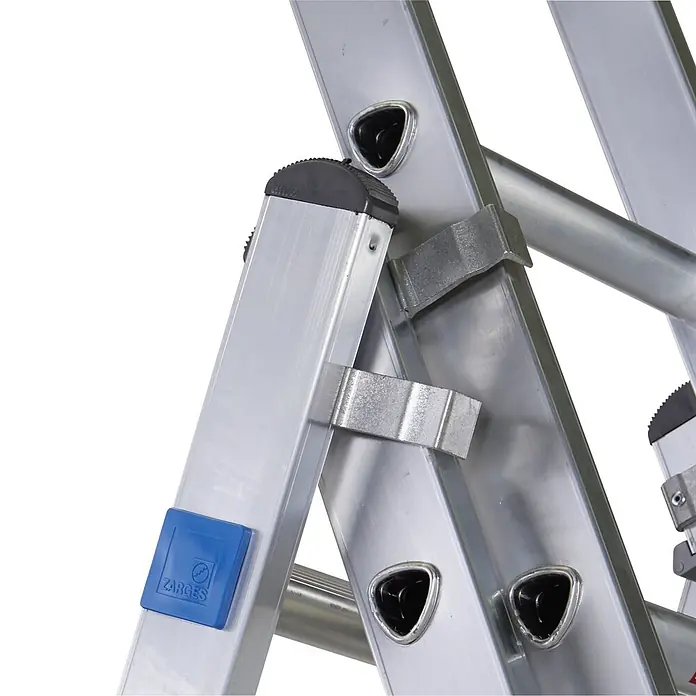 Zarges Mehrzweckleiter Skymaster DX Mehrzweckleiter 3x11 Sprossen - Anzahl Tritte: 11 Stk., Arbeitshöhe: 7.900 m, Aluminium - Nahaufnahme von silbernen Aluminium-Anlegeleitersegmenten mit schwarzen Kappen, Metallverbindern und blauem ZARGES-Logo.