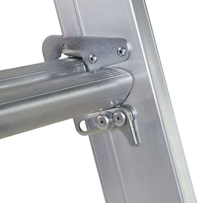Zarges Mehrzweckleiter Skymaster DX Mehrzweckleiter 3x11 Sprossen - Anzahl Tritte: 11 Stk., Arbeitshöhe: 7.900 m, Aluminium - Silbernes Aluminium-Leitergelenk mit Sicherungsmechanismus, das Leitersegmente verbindet.