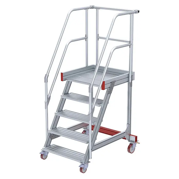 Euroline Treppenpodest 513 Wartungsbühne 60° 800mm Stufenbreite 5 Stufen Alu gerieft - Anzahl Tritte: 4 Stk., Aluminium - Mobile Aluminium-Plattformleiter mit Geländern, vier Stufen und einer oberen Plattform, mit roten Akzenten und feststellbaren Rollen.