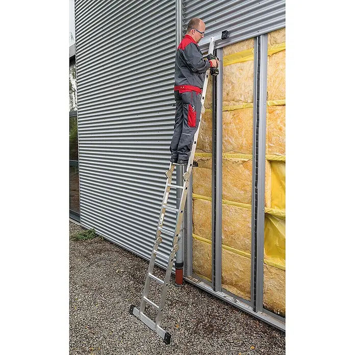Euroline Mehrzweckleiter Premium 304 Klappleiter 4x3 Sprossen - Anzahl Tritte: 3 Stk., Arbeitshöhe: 4.400 m - Silberne Aluminium-Mehrzweckleiter, von einem Mann bei der Montage an einer Gebäudewand genutzt.