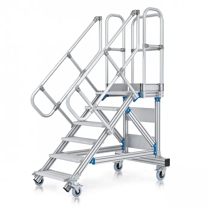 Zarges Treppenpodest Plattformtreppe fahrbar 60° 1000mm Stufenbreite 7 Stufen - Anzahl Tritte: 7 Stk., Aluminium - Mobile industrielle Arbeitsplattform aus silbernem Aluminium mit Stufen, Handläufen, blauen Verbindungselementen und grauen Lenkrollen.