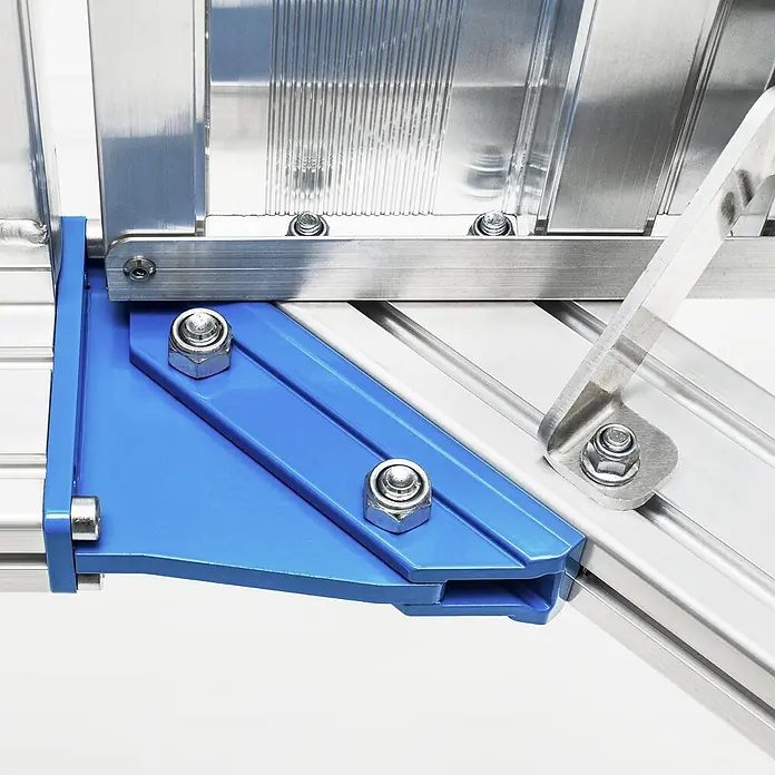 Zarges Treppenpodest Plattformtreppe fahrbar 60° 1000mm Stufenbreite 7 Stufen - Anzahl Tritte: 7 Stk., Aluminium - Blaues Eckverbindungsstück für zwei silberne Aluminiumprofile, mit Schrauben und Muttern befestigt.
