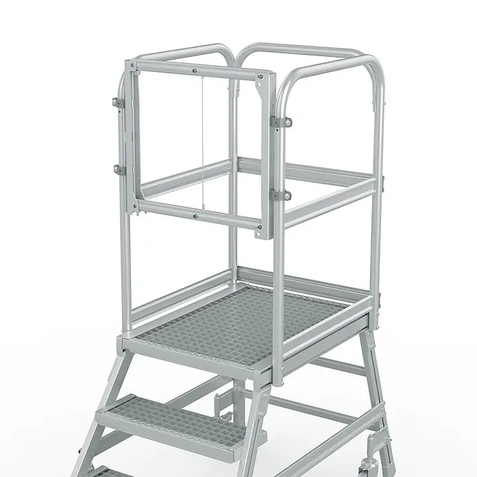 Zarges Treppenpodest Fallschranke für Podesttreppen -  - Silberfarbene mobile Arbeitsplattform aus Aluminium mit Gitterroststufen und Sicherheitskäfig.