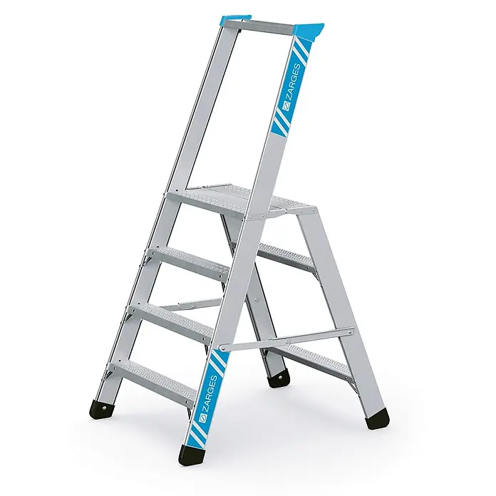 Zarges Arbeitsplattform Arbeitspodest Seventec RC SP 4 Stufen - Anzahl Tritte: 4 Stk., Arbeitshöhe: 2.860 m, Aluminium - Eine silberfarbene Aluminium-Trittleiter mit blauen Akzenten, breiten, rutschfesten Stufen und schwarzen Füßen.