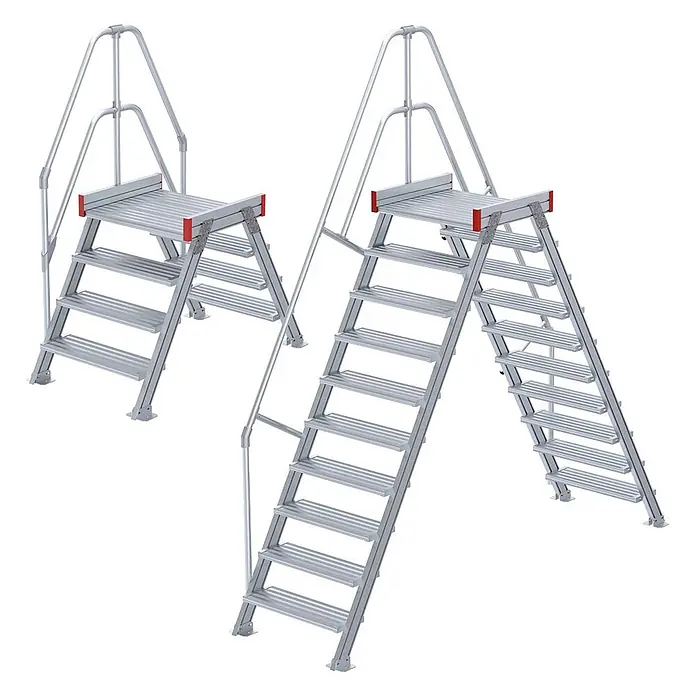 Euroline Treppenpodest 512 Überstieg 60° 1000mm Stufenbreite 2x10 Stufen Stahl Gitterrost -  - Zwei silberne Aluminium-Arbeitsplattformen mit Handläufen und unterschiedlich vielen Stufen für sicheren Zugang.