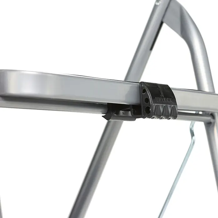 Altrex Klapptritt Cromato Haushalts Klapptritt 2 Stufen - Anzahl Tritte: 2 Stk., Arbeitshöhe: 2.470 m, Aluminium - Graues Metallgestell eines Wäscheständers mit schwarzem Kunststoff-„UNLOCK“-Verschluss.