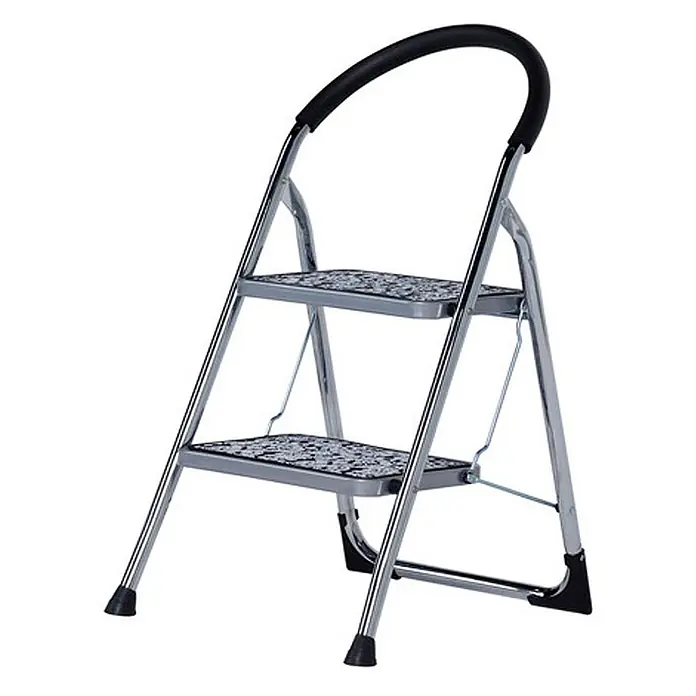 Altrex Klapptritt Cromato Haushalts Klapptritt 2 Stufen im Trenddesign - Anzahl Tritte: 2 Stk., Arbeitshöhe: 2.470 m - Zweistufige Klappleiter mit Chromrahmen, schwarzem gepolstertem Handlauf und rutschfesten, gemusterten Stufen.