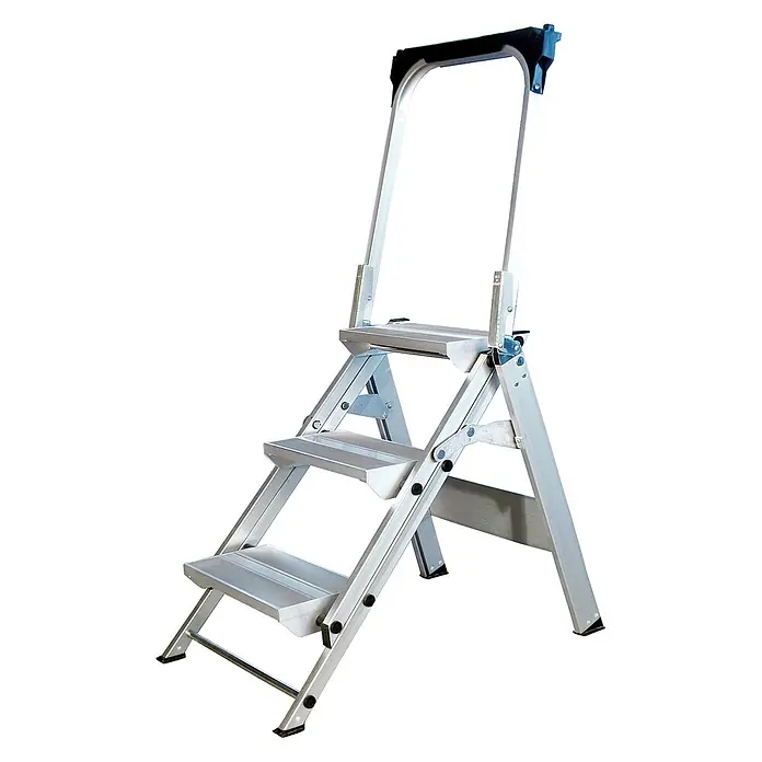 Iller Leiter Klapptritt Sicherheitstreppe Stufentritt klappbar mit 4 stabilen Aluminium Stufen mit - Anzahl Tritte: 4 Stk., Arbeitshöhe: 2.900 m, Aluminium - Dreistufige Aluminium-Haushaltsleiter in Silber mit schwarzem Sicherheitsbügel und rutschfesten Trittflächen.