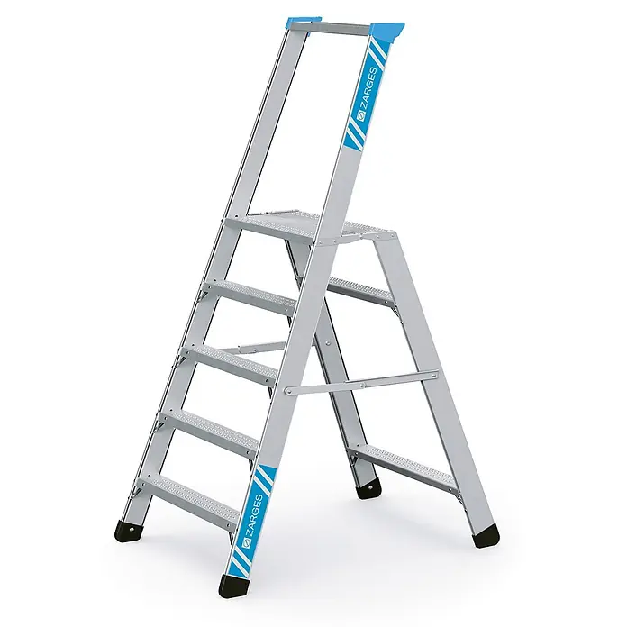 Zarges Arbeitsplattform Arbeitspodest Seventec RC SP 5 Stufen - Anzahl Tritte: 5 Stk., Arbeitshöhe: 3.080 m, Aluminium - Silberne Aluminium-Klappleiter mit rutschfesten Stufen und blauem ZARGES-Branding.