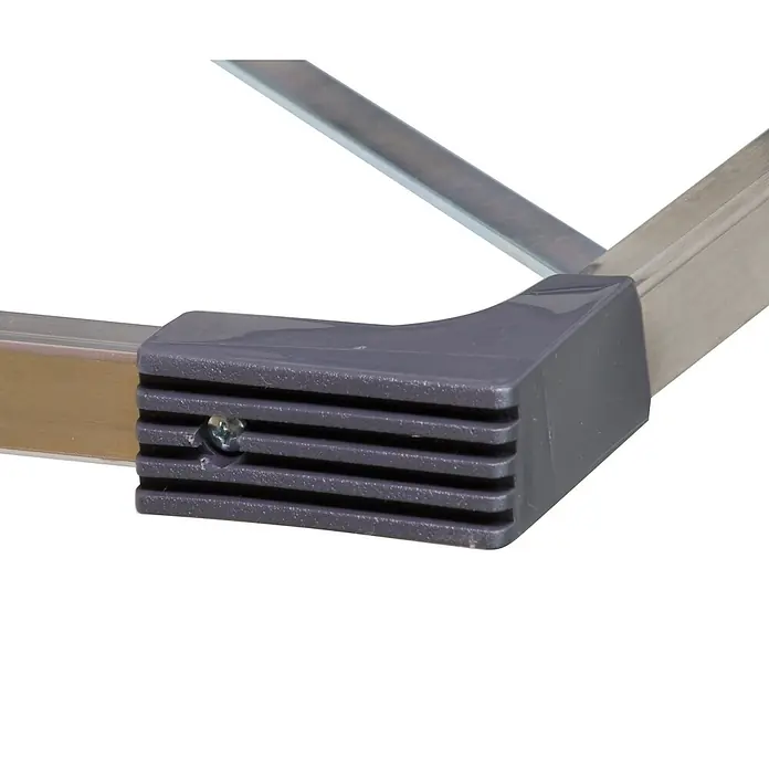 Facal Klapptritt Klapptritt Joker Pro Serie 100 mit 3 Stahl-Stufen - Anzahl Tritte: 3 Stk., Arbeitshöhe: 2.500 m, Aluminium - Dunkelgraues Eckverbindungsstück, das zwei silberne Metallstangen mit einer Schraube verbindet.