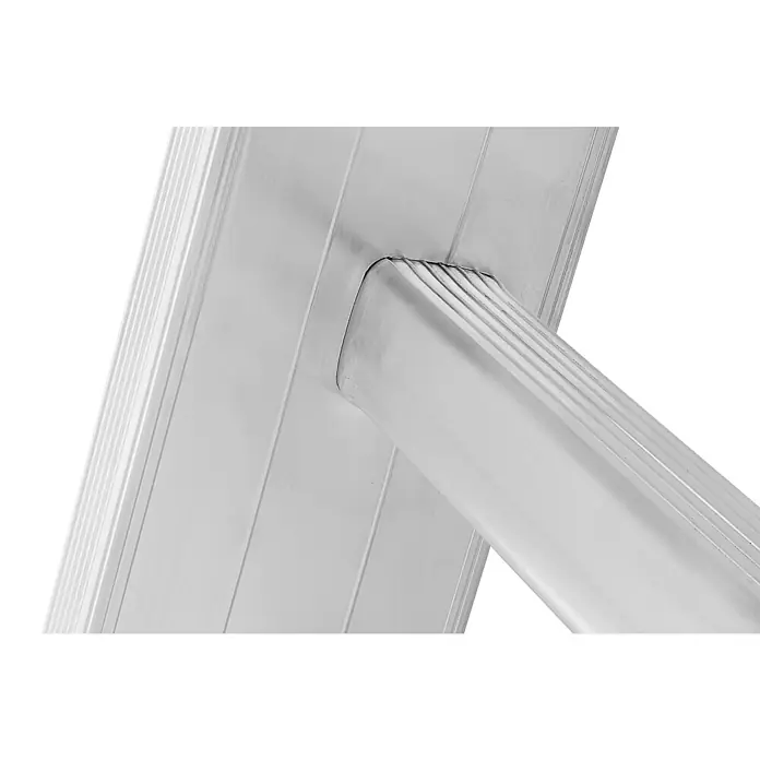 Hymer Seilzugleiter Seilzugleiter klappbarer Teleskopausleger 3x18 Sprossen - Arbeitshöhe: 12.840 m, Aluminium - Nahaufnahme einer silbernen Aluminium-Leitersprosse, die mit dem Holm verbunden ist.