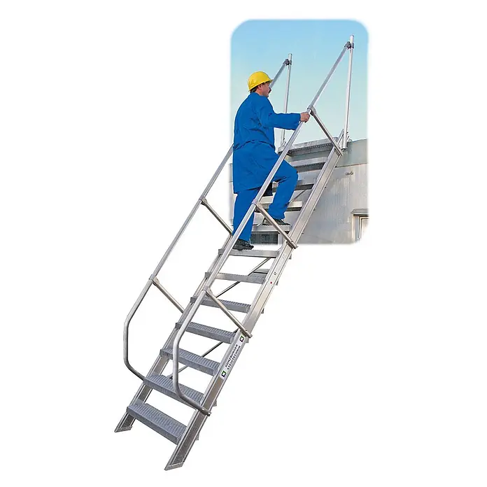 Munk Außentreppe Treppe 60° inkl. einen Handlauf, 600mm Stufenbreite, 11 Stufen - Anzahl Steigungen: 11 Stk. - Mann steigt auf eine industrielle Aluminiumtreppe mit Handläufen.