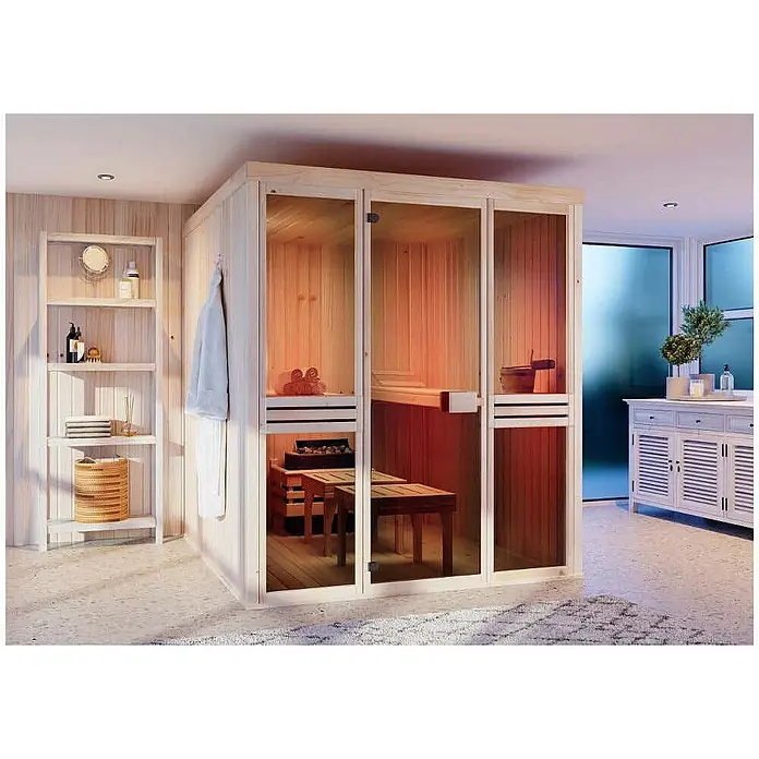 FinnTherm Massivholzsauna Karina - L x B x H: 194 x 175 x 199 cm - Eine helle Holzsauna mit Glastüren, warmem Innenlicht, in einem modernen Spa-Badezimmer.
