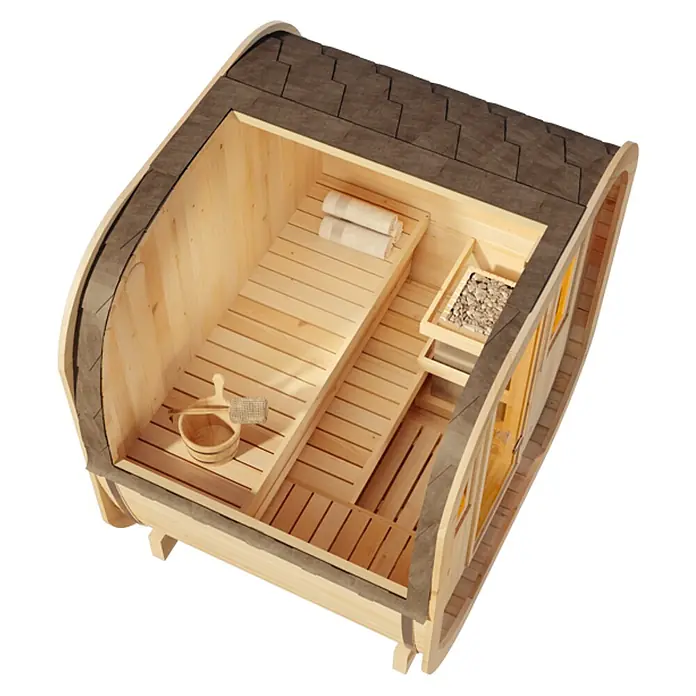 FinnTherm Fasssauna ScandiCube Mini XS - Holz, L x B x H: 166 x 21 x 214 cm - Luftaufnahme einer hellen Holzfasssauna, Innenansicht mit Bänken, Ofen, Eimer und gerollten Handtüchern.