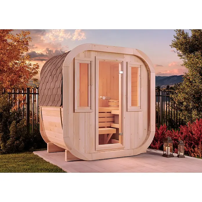 FinnTherm Fasssauna ScandiCube Mini XXS - Holz, L x B x H: 136 x 21 x 214 cm - Fasssauna aus hellem Naturholz mit Schindeldach, Klarglastür und Fenstern, auf einer Terrasse mit Herbstlaub.