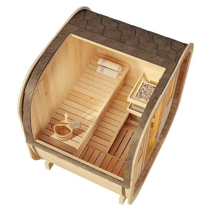 FinnTherm Fasssauna ScandiCube Mini XS - Holz, L x B x H: 166 x 21 x 214 cm - Draufsicht auf das helle Holzinterieur einer Fasssauna mit Bänken, Ofen, Eimer, Schöpfkelle und Handtüchern.