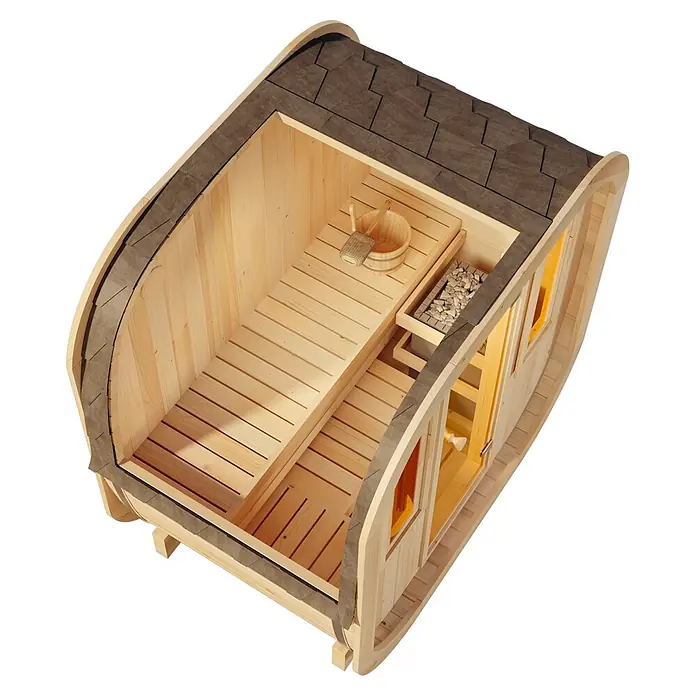 FinnTherm Fasssauna ScandiCube Mini XXS - Holz - Fasssauna aus hellem Holz mit dunklem Schindeldach, Innenansicht mit Bänken, Saunaeimer und Heizsteinen für Entspannung.