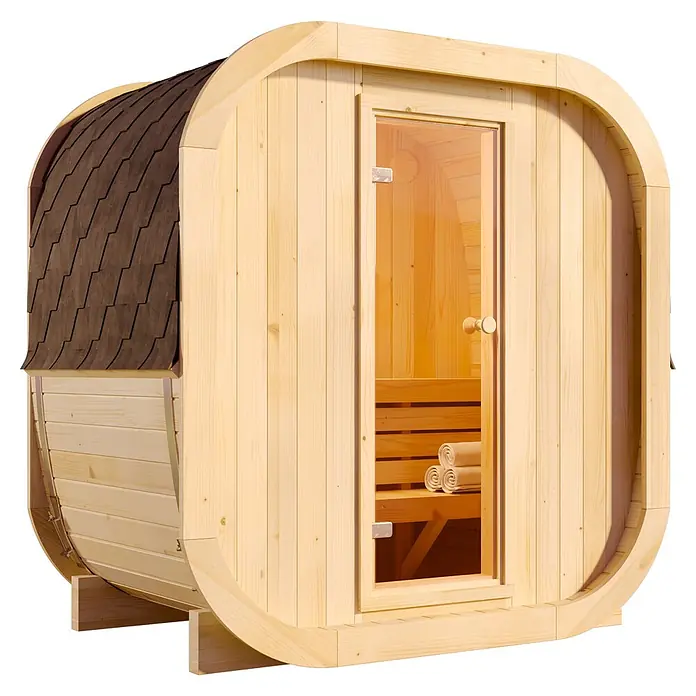 FinnTherm Fasssauna ScandiCube Mini XXS - Holz - Helle Holzfasssauna mit braunem Schindeldach und Glastür, innen Holzbänke und gerollte Handtücher.