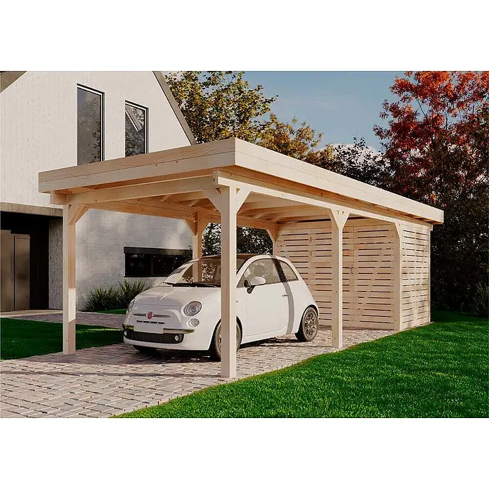Alpholz Carport Freya - Außenmaß inkl. Dachüberstand (B x T): 3 x 8 m, Einzelcarport, Naturbelassen - Hölzernes Carport mit integriertem Geräteschuppen, schützt ein weißes Auto auf einer gepflasterten Auffahrt neben einem Haus.