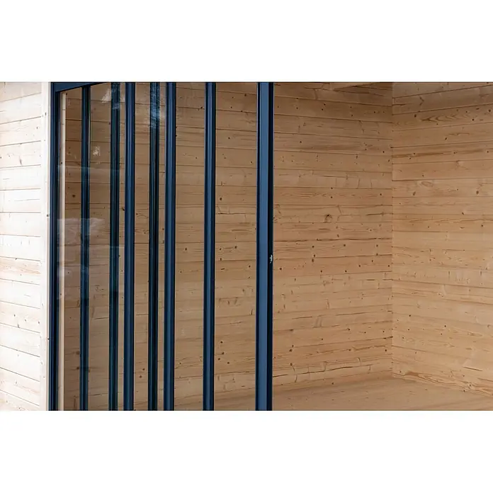 Fjordholz Gartenhaus - Außenmaß inkl. Dachüberstand (B x T): 620 x 420 cm, Holz, Naturbelassen - Heller Holzschuppen-Innenraum mit dunklem Glas-Schiebetür.