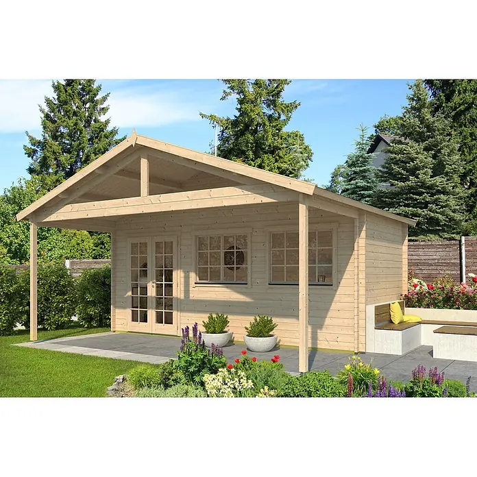 Fjordholz Gartenhaus Rolf 44 A mit Vordach Farbbehandlung Lichtgrau - Außenmaß inkl. Dachüberstand (B x T): 598 x 508 cm, Holz, Naturbelassen - Gartenhaus aus hellem Holz mit integrierter Veranda und Fenstern, im Garten.