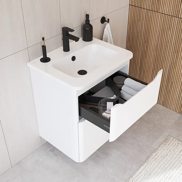 VitrA Integra Round Badmöbel-Set - Gesamtbreite Badmöbel: 60 cm, Weiß, Matt - Weißer Badunterschrank mit integriertem Waschbecken und schwarzem Wasserhahn. Die geöffnete Schublade zeigt organisierte Toilettenartikel.